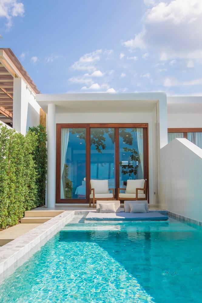 White Whale Beachfront Pool Villa