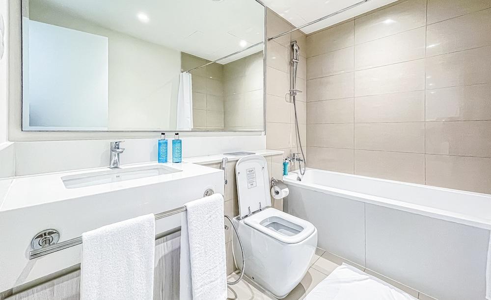 1B- Parkpoint- Tower D 104 by Bnb homes