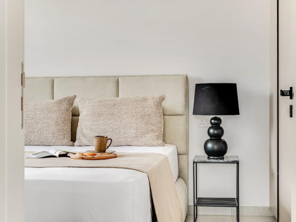 Sanders Only - Charming 2-bdr Apt With Balcony