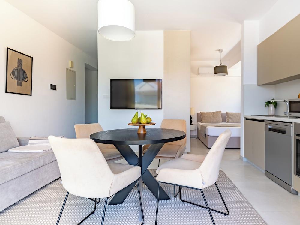 Sanders Only - Ideally Planned Studio With Balcony