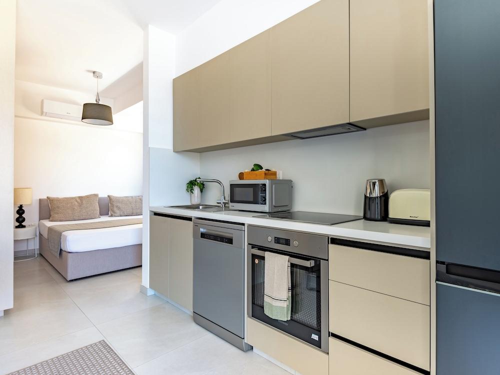 Sanders Only - Ideally Planned Studio With Balcony