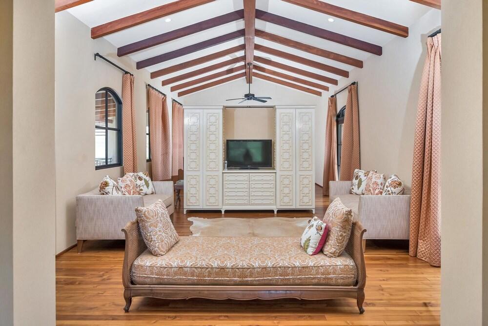 Arcos Del Mar - Steps to the Ocean