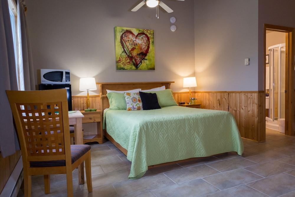 Middle Brook Cottages & Chalets