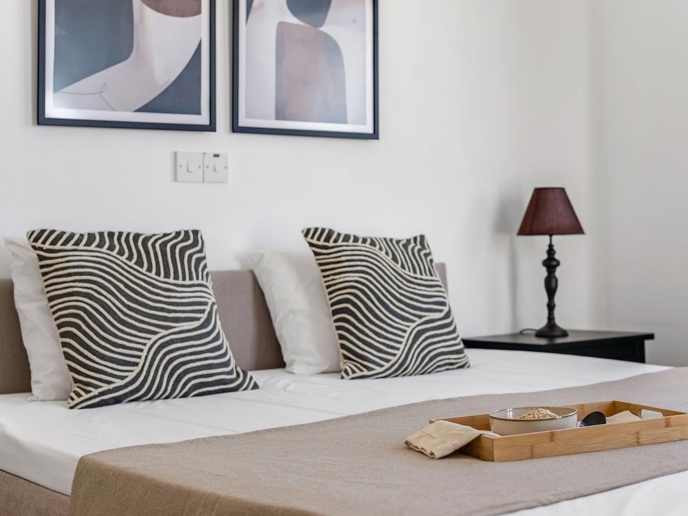 Sanders White Mountains - Vibrant Villa With Pool