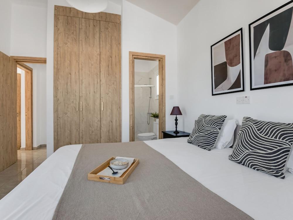 Sanders White Mountains - Vibrant Villa With Pool