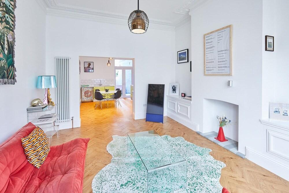 Host Stay The Artists Pad Too