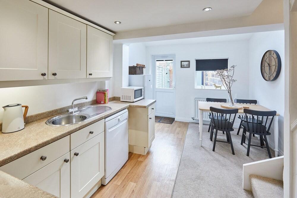 Host Stay Waterlily Cottage