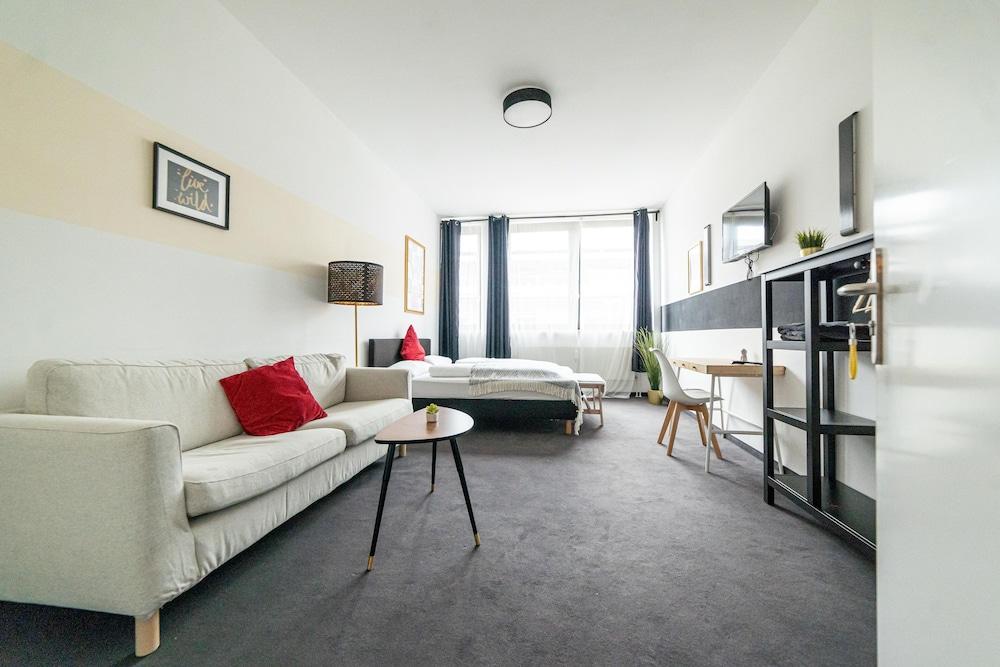 FULL HOUSE Hotel Nürnberg - shared bath & kitchen