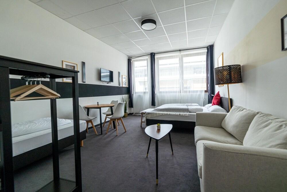 FULL HOUSE Hotel Nürnberg - shared bath & kitchen