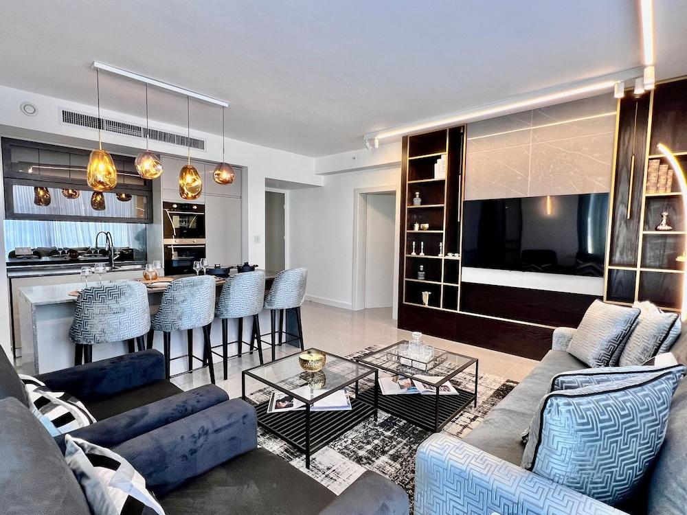 High End & City View by FeelHome