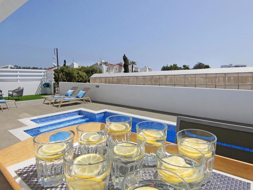 Queen Valeria Pernera