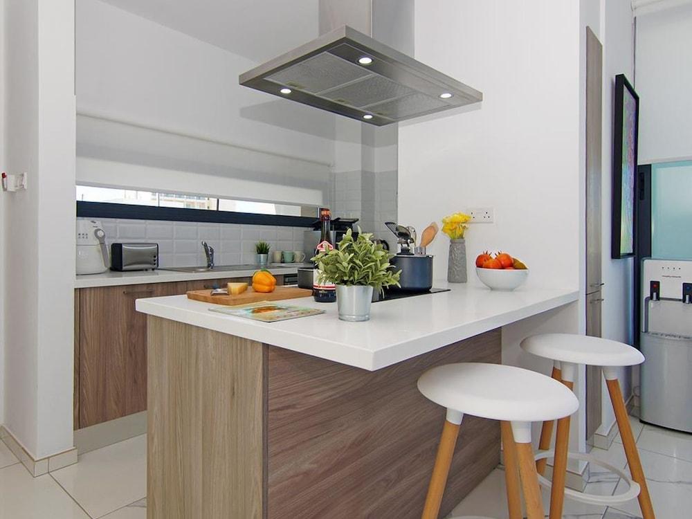 Melody Pernera in Pernera