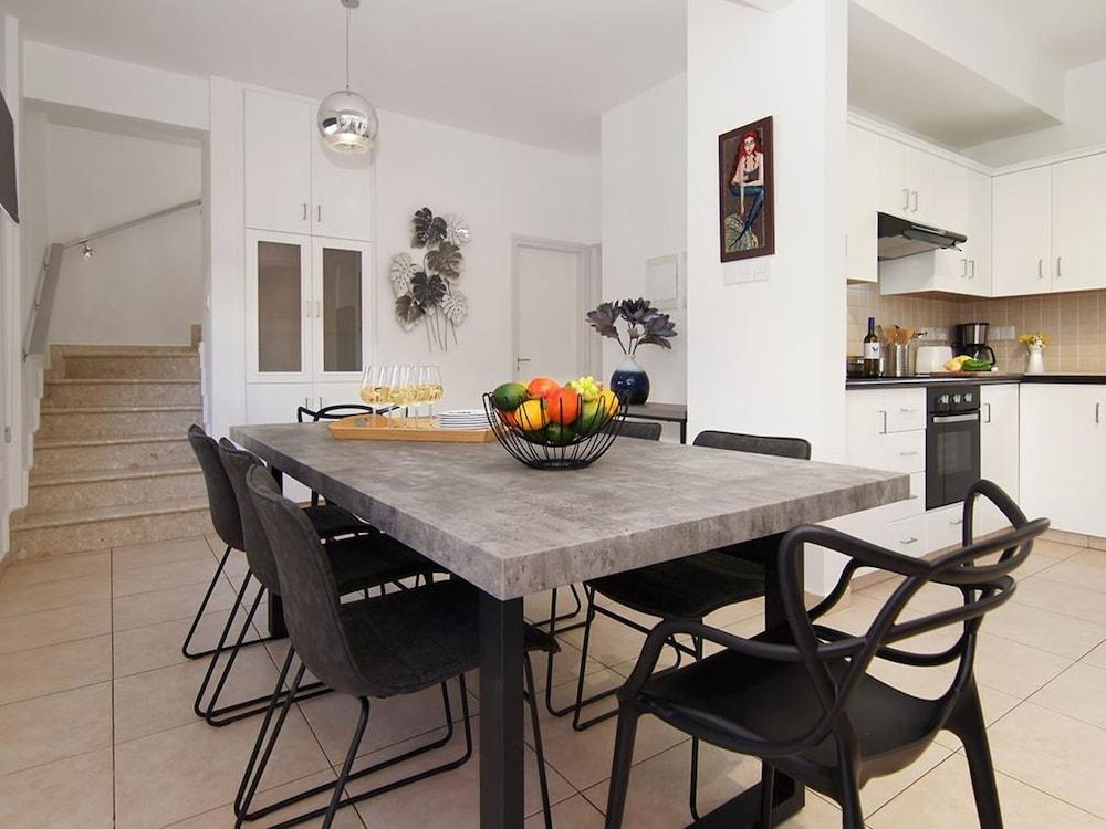 Linda Pernera in Pernera