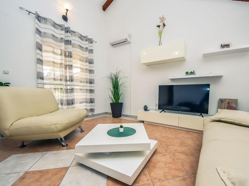 Jolumar Biograd na Moru