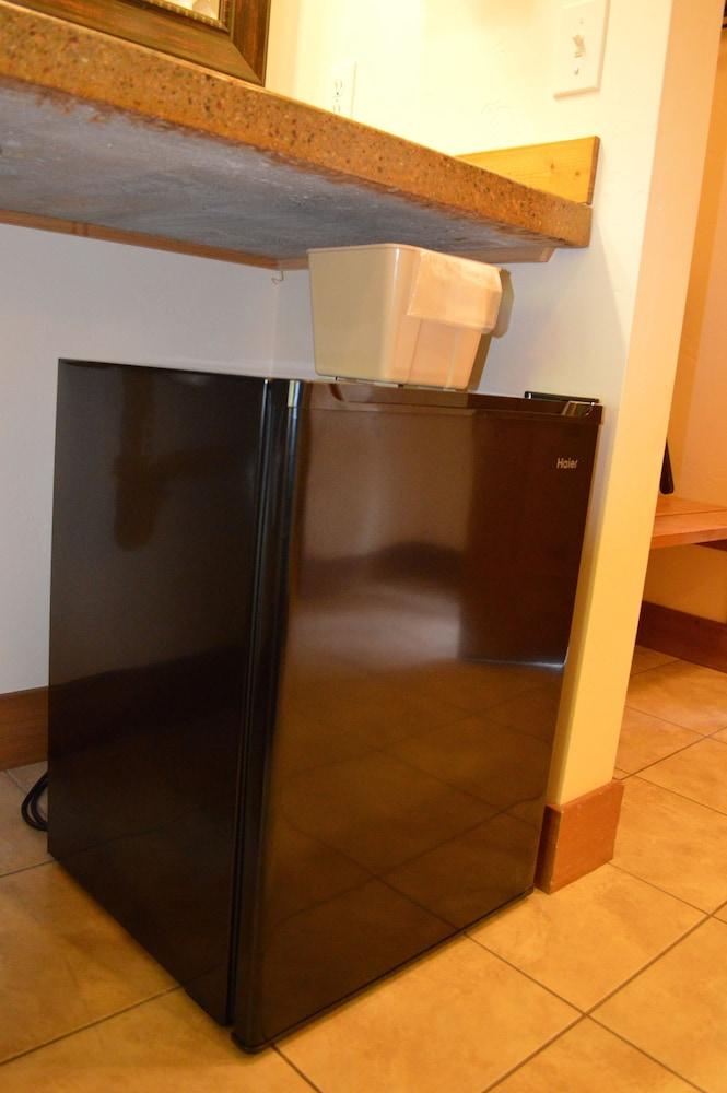 Glacier Guides Lodge