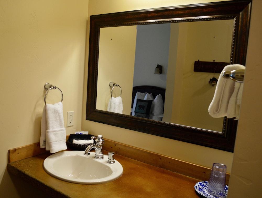 Glacier Guides Lodge