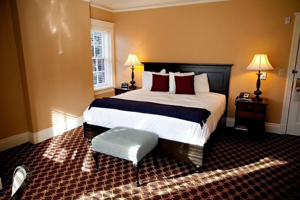 Mansions on Fifth Hotel