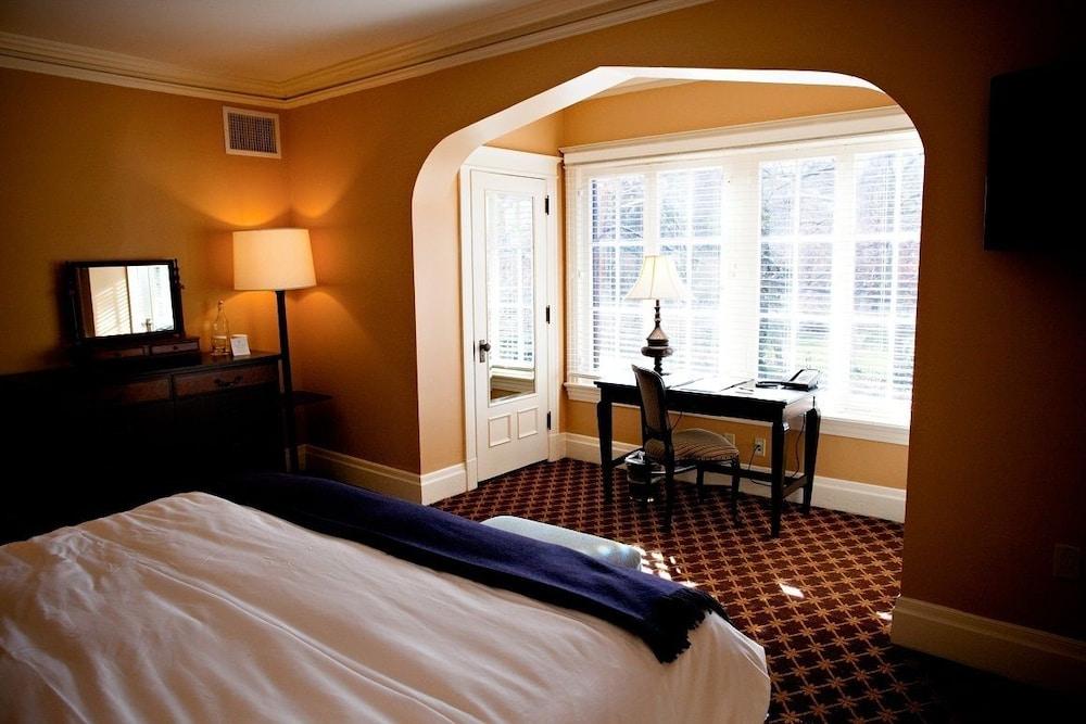 Mansions on Fifth Hotel