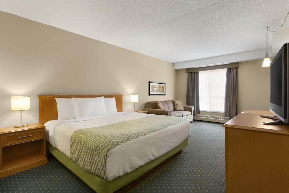 Colonial Square Inn & Suites