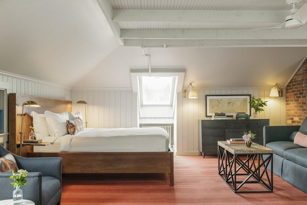 Oakhurst Inn at the University