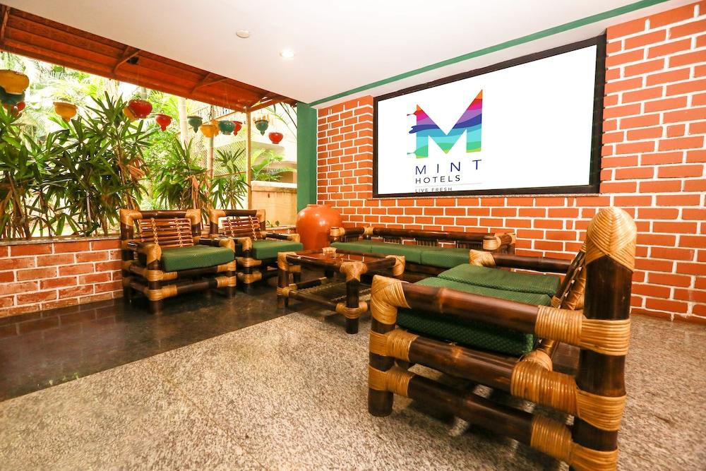 Hotel Mint Green Path