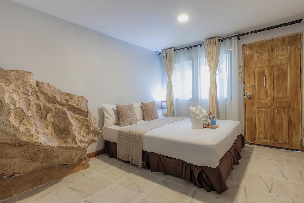 Phi Phi Cozy Seafront Resort