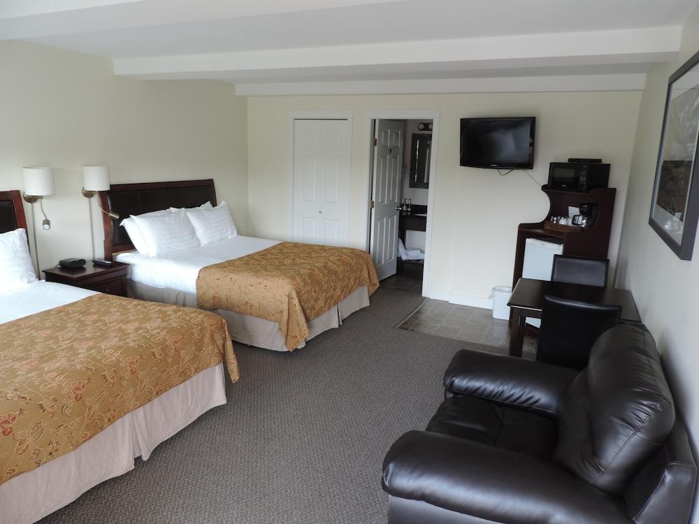 The Bayshore Waterfront Inn