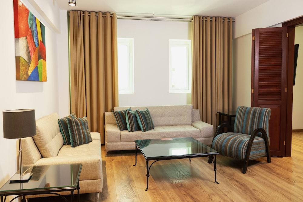 El Polo Hotel & Suites