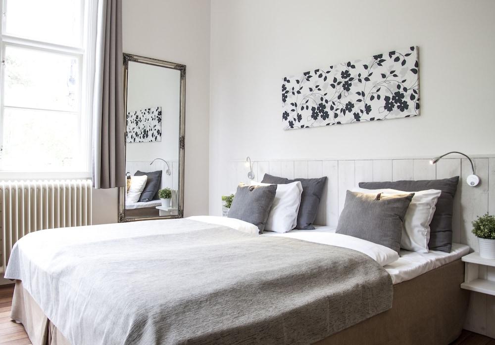 Guesthouse Eleven Hotel