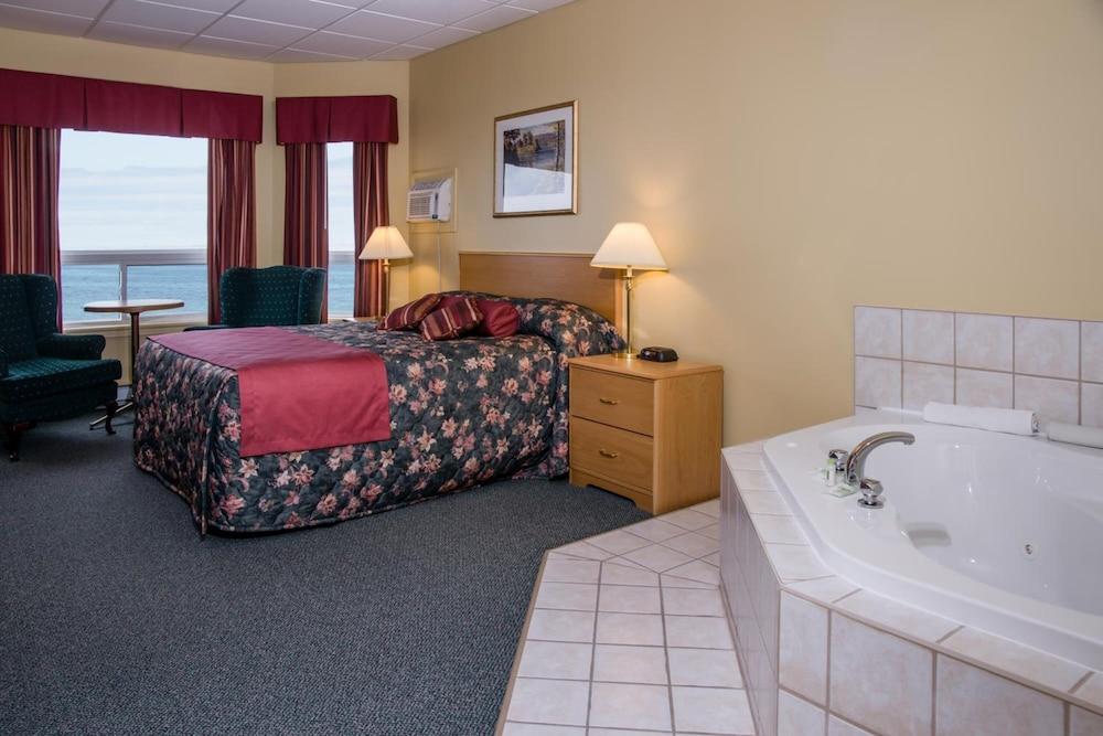 Shallow Bay Motel & Cabins