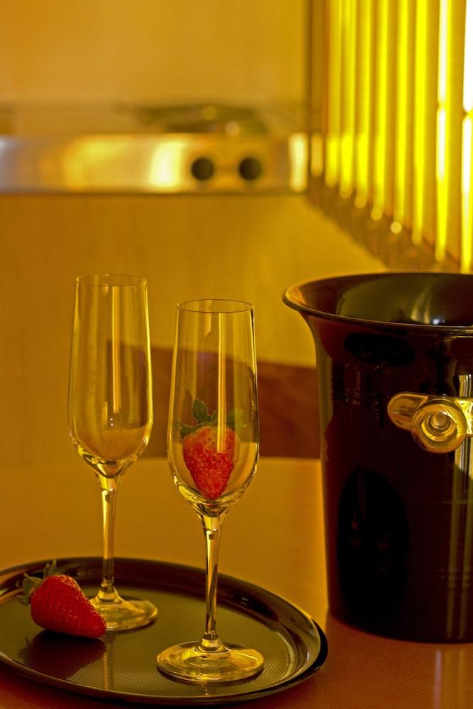 Westlife Apart Hotel