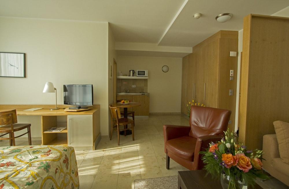 Westlife Apart Hotel