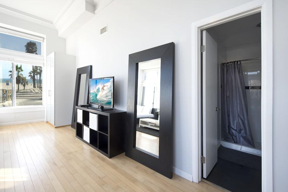 Air Venice on the Beach