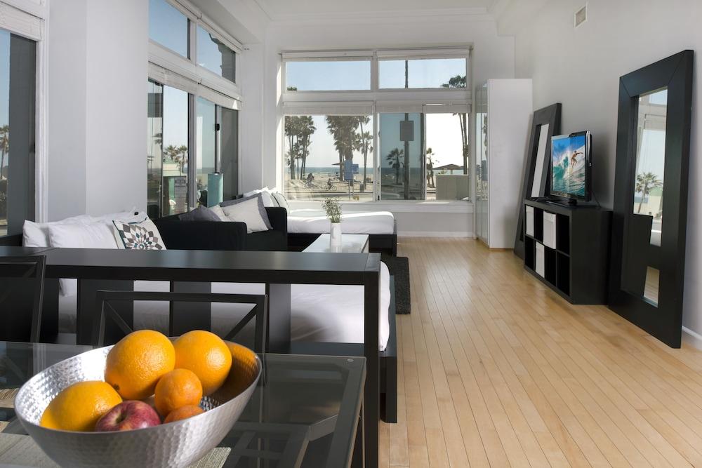 Air Venice on the Beach