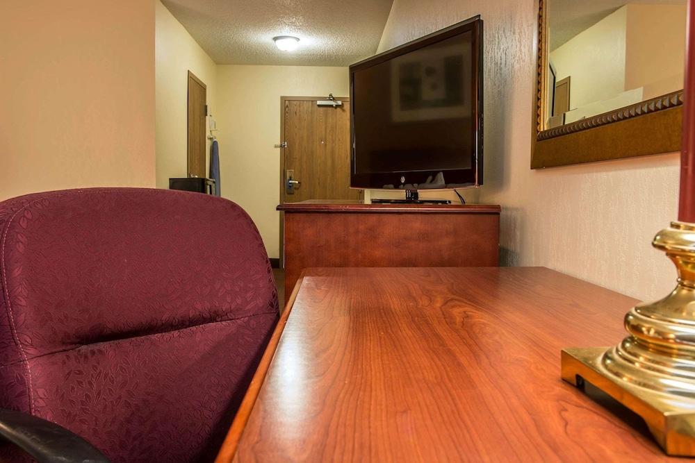 Rodeway Inn Muskegon Airport