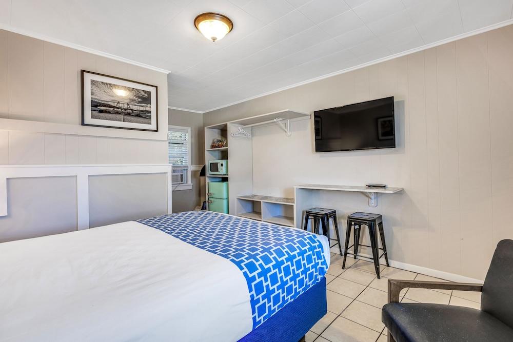 Dolphin Oceanfront Motel