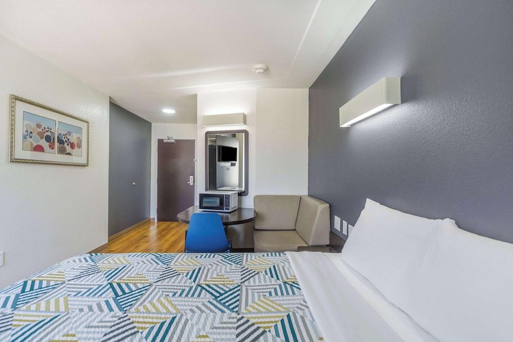 Motel 6 Laredo, TX - Airport