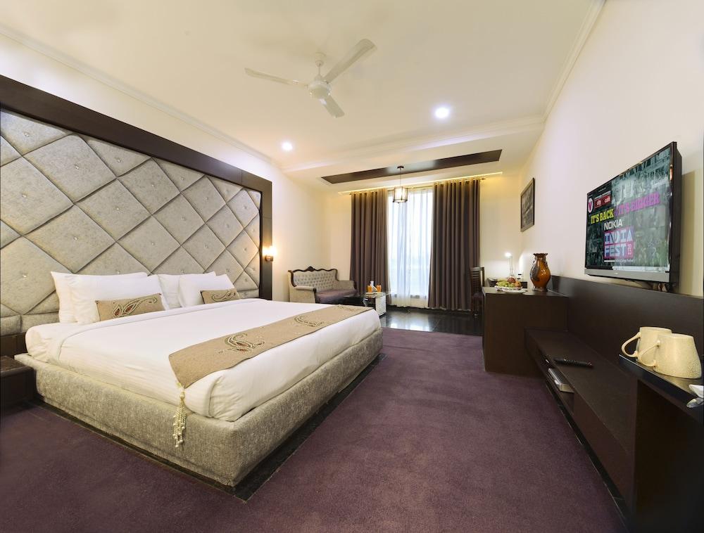 Hotel Crimson Palace