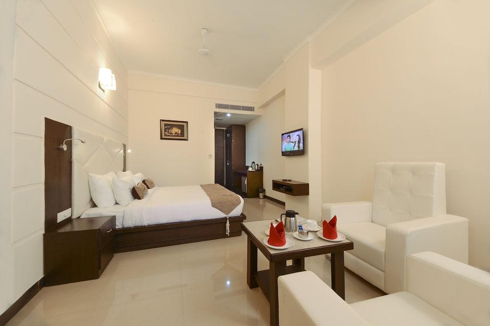 Hotel Crimson Palace