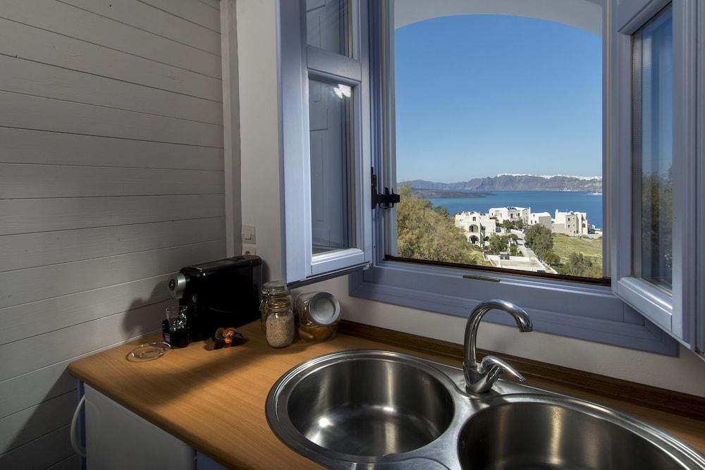 Earino Suites & Villas