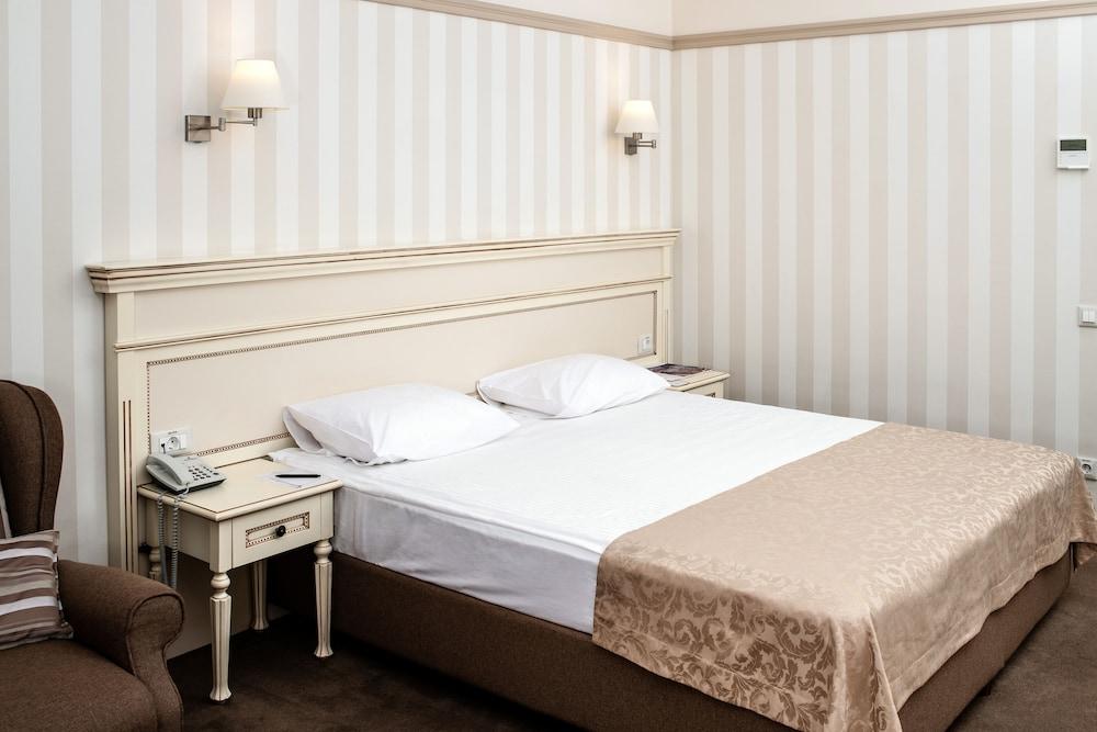 Premier Geneva Hotel