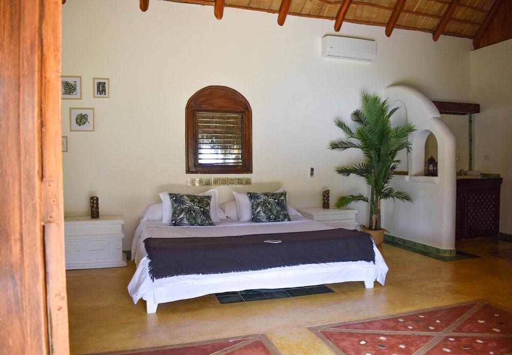 Hotel Costa Las Ballenas