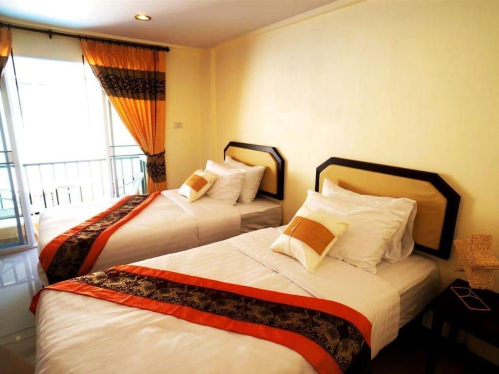 Manee at Cool Mueang