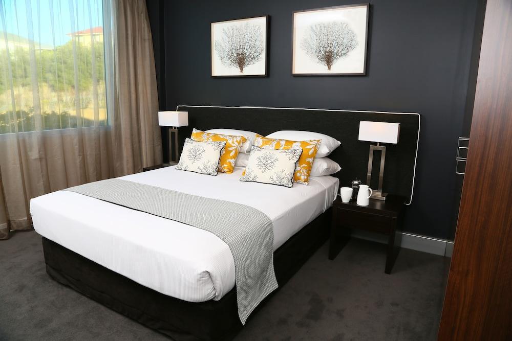 Springfield Lakes Boutique Hotel