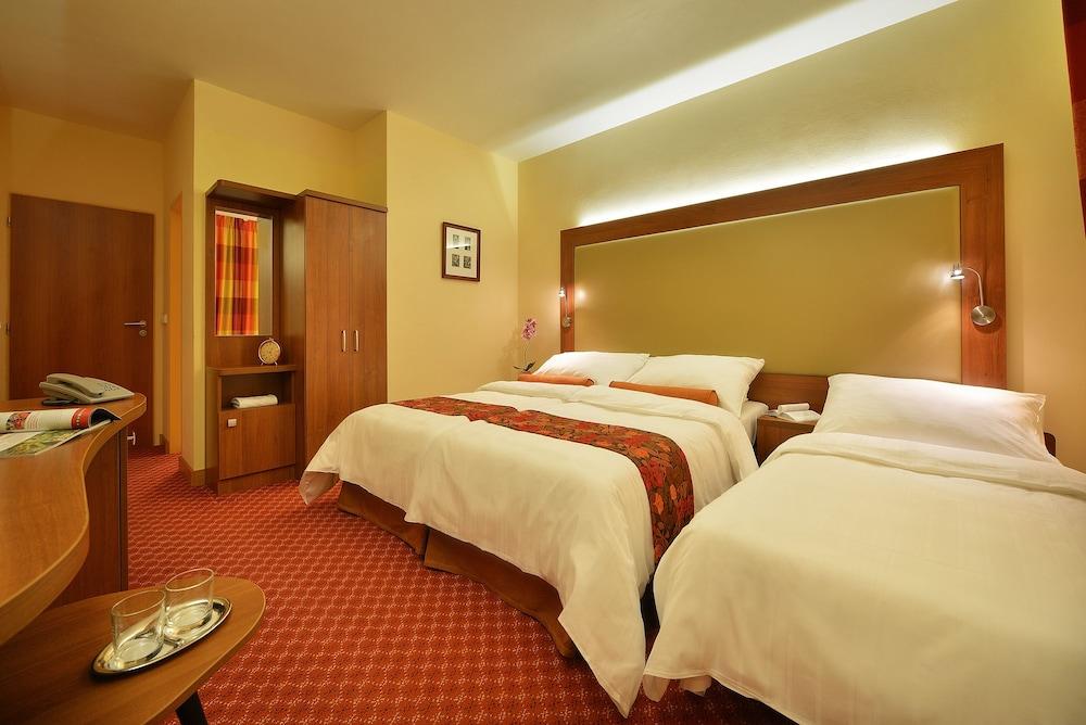 Maximilian Lifestyle Resort