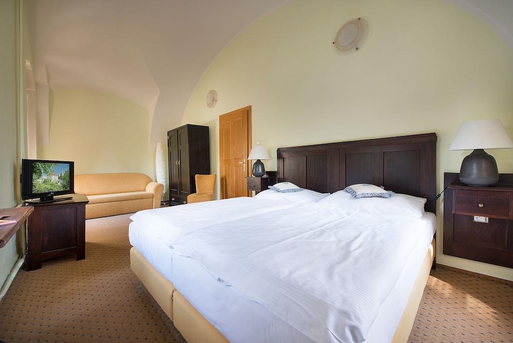 Maximilian Lifestyle Resort