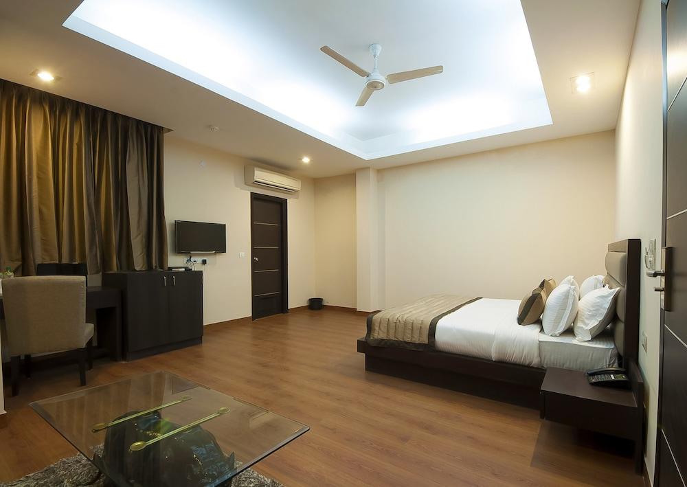 Hotel Aura, IGI Airport