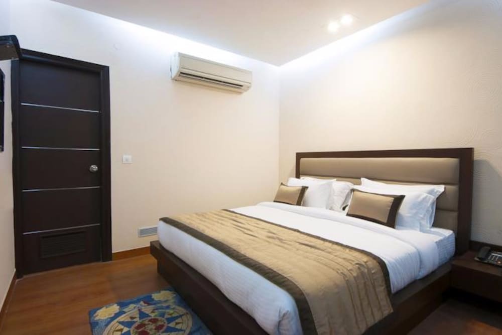 Hotel Aura, IGI Airport