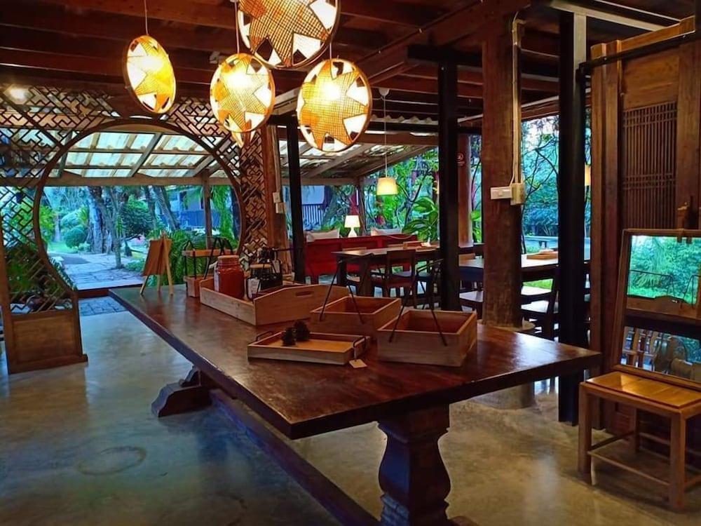 Tharaburi Resort Sukhothai