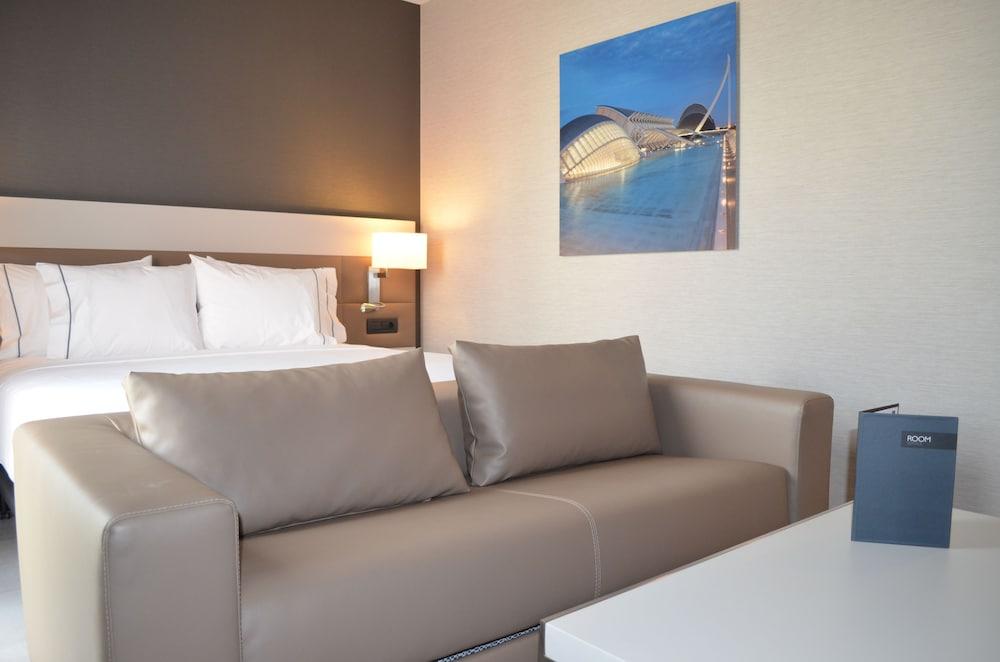 AC Hotel Colón Valencia by Marriott